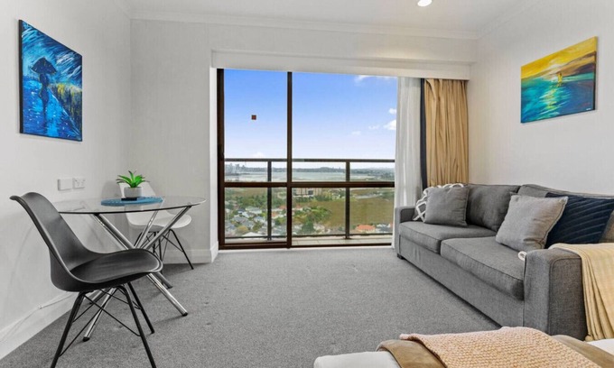 Takapuna Apartamento | Skyline Sojourn Studio with Parking and Sea Views