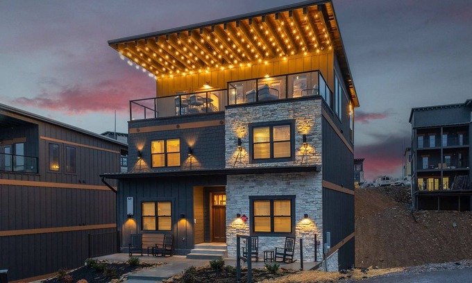Sevierville Cabina | 15BR Luxury | 3 Cabins | Rooftop Lounges | Indoor Pools | Hot Tubs | Walk to Water Park | 66 Sleep
