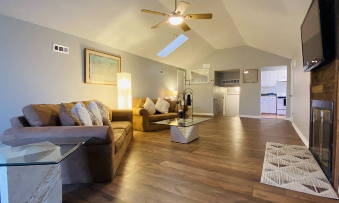 Grain Valley Apartamento | 15miles to stadiums-walking distance to local bars