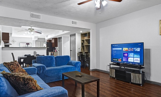 Houston Casa | 15min to IAH: 6BR, 500Mbps, Pets OK,30min Downtown