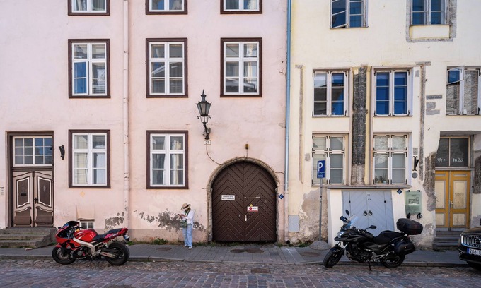 Old Town Apartamento | 15th Century Flat with Parking, High Ceilings