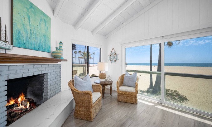 Newport Beach Apartamento | 15th St - OCEANFRONT DUPLEX WITH PARKING & PATIO