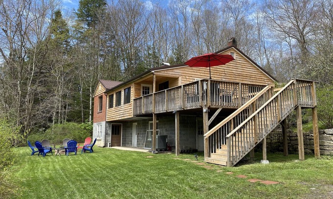 Mount Nebo Cabina | 16 acre retreat with large fishing pond and a butterfly meadow