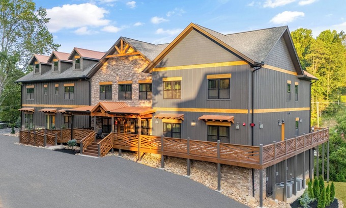 Gatlinburg - Pigeon Forge Cabina | 16 Bed - Luxury and LOADED! In the Heart of the Smokies!