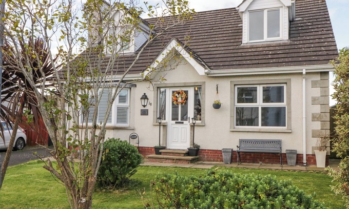 Ballycastle Cabaña | 16 WHITEHALL PLACE, family friendly, with open fire in Ballycastle