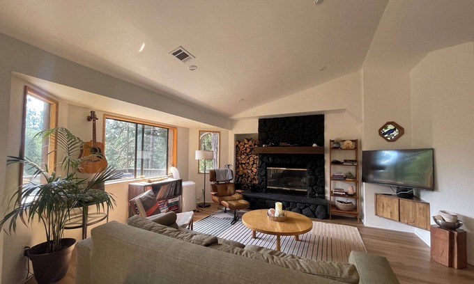 Cedarpines Park Cabina | 1600SF Nature Retreat Near Trails & Lake with Large Deck