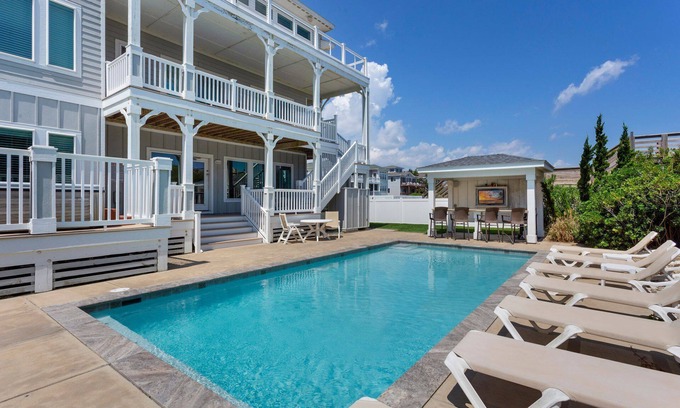 Currituck County Casa | 1617 Point Break*Oceanfront*Elevator*Tiki*Theater