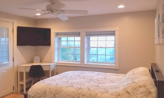 Plymouth Apartamento | 1620 Bayview- 1/2 mile to BID, 1 mi. DTown, Ocean Views Private Yard