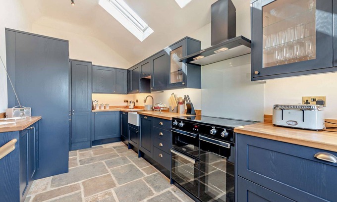 Banbury Cabaña | 16th century converted mill in the Cotswolds with a hot tub -Little Barford Mill