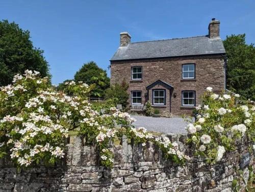 Tretower Casa | 16th Century House, Castle Views, Mountain Views, Hot Tub, Firepit, Stunning Interiors