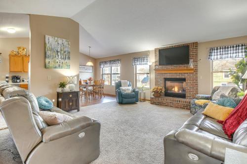 Pickerington Casa | 17 Mi to Columbus Pickerington Home with Fire Pit!