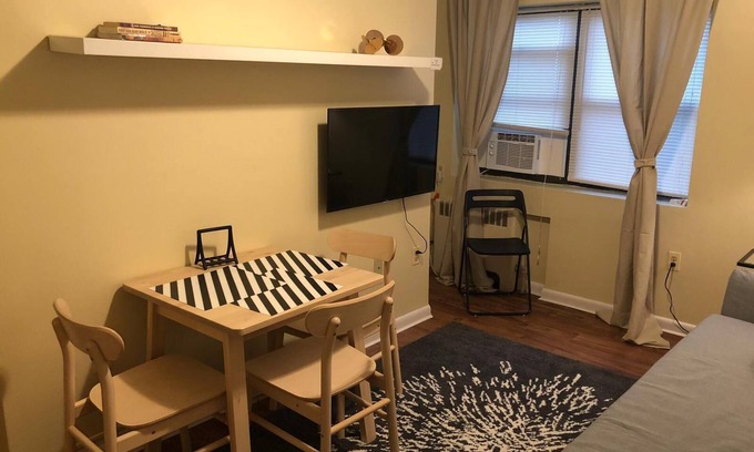 Industry Apartamento | 1703 3B · Digno 2bed Apt-20 min a NYC / Parking Avail.