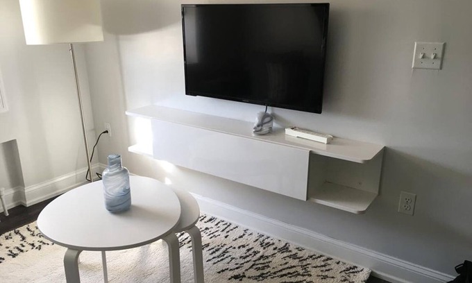 North Bergen Apartamento | Bright NYC Apt / Parking Avail-20 min a Time Square