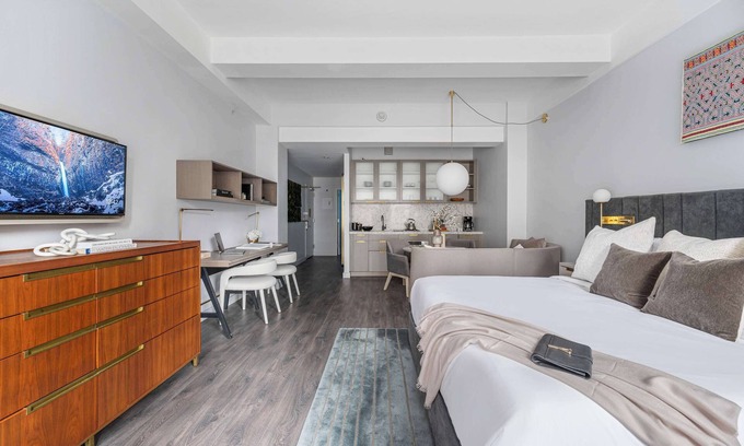 Financial District Apartamento | 17John: Executive King Suite with Sofa Bed