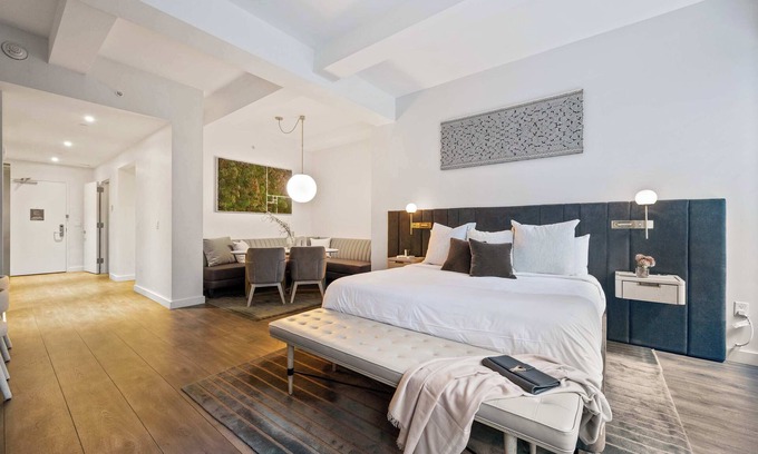 Financial District Apartamento | 17John: Grand King Suite Apartment
