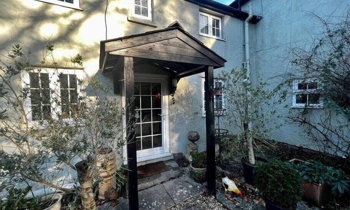 Cowbridge Casa | 17th century cottage on farm in Vale of Glamorgan