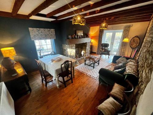 Cowbridge Casa | 17th century cottage on farm in Vale of Glamorgan