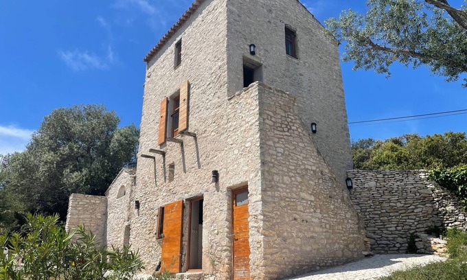 Bonifacio Casa | 17th century Tower, restored and a sheepfold; 10 min walk to beach CalaSciumare