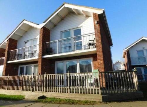 Corton Casa | 18, Waterside park, Fernly Holiday Home