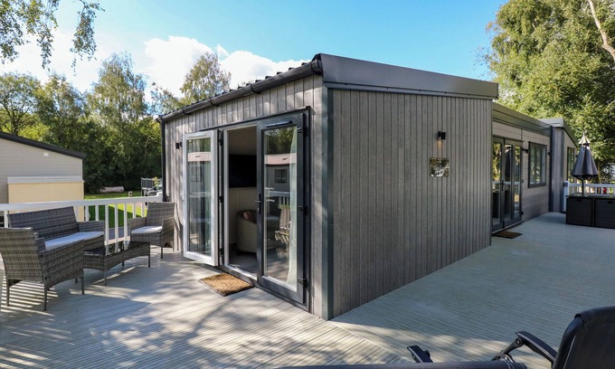 Tattershall Cabaña | 18 WOODLANDS RETREAT, family friendly, with a garden in Tattershall