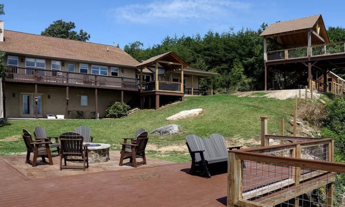 Sevierville Cabina | 180° Smoky Views Hot Tub Game & Movie Room