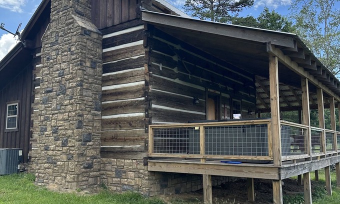 Fort Payne Cabina | 1800s Pre-Civil War Log Cabin restored on 300 acre adjoining Little River Canyon