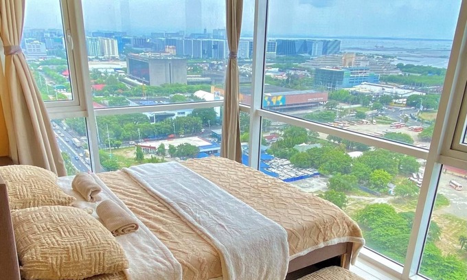 Pasay Condominio | 180° Manila View near Airport, MOA, PICC and World Trade Center w/ Massage chair