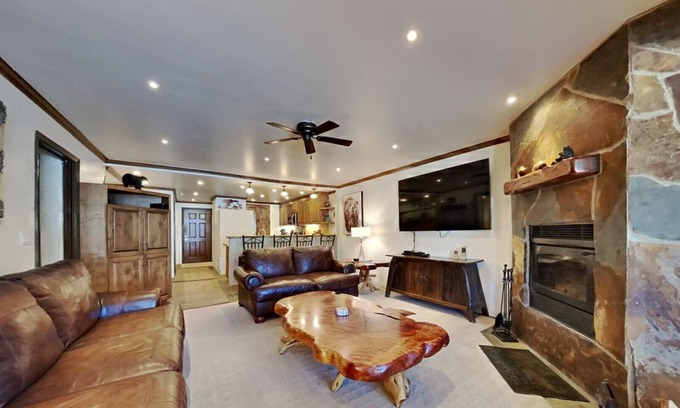 Mammoth Lakes Condominio | 1849 Condos 103 (2-Bedroom Home) with Pool by RedAwning