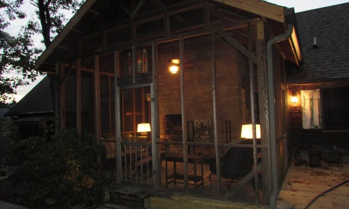 Groveoak Cabina | 1850’s Log Cabin with Historic Charm, Modern Amenities, .