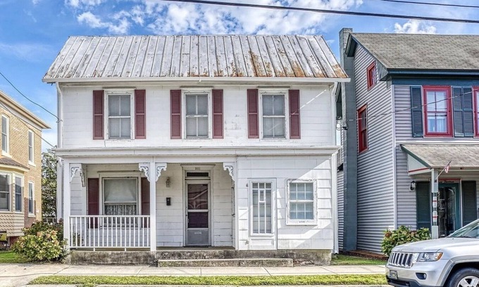 Historic District Casa | 1880's Historic Beach House... Easy Walk to the Beach, Shopping & Restaurants