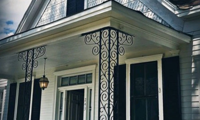 Centreville Casa | 1880s country Victorian getaway with dark eclectic decor