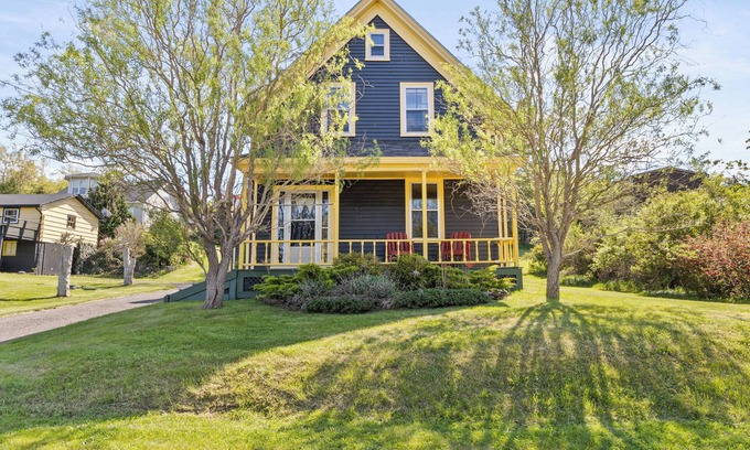 Lunenburg County Casa | 1880s home with modern amenities in West Lahave