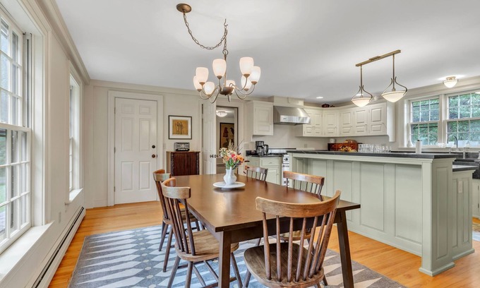 Whately Otro | 18th century 3-bedroom renovated farmhouse in peaceful Whately with WiFi, AC