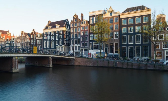Burgwallen Nieuwe Zijde Apartamento | 18th Century Groundfloor Canal House with patio/garden