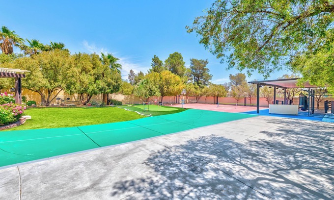 Spring Valley Villa | 19 BEDS, 10BR, 14 Bath, 3/4 acre, Basketball, Pickleball, Golf, Pool & Jacuzzi