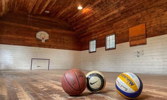 Dallas Casa | 1910 Schoolhouse w/ Private Gymnasium, player piano, record player, pump organ