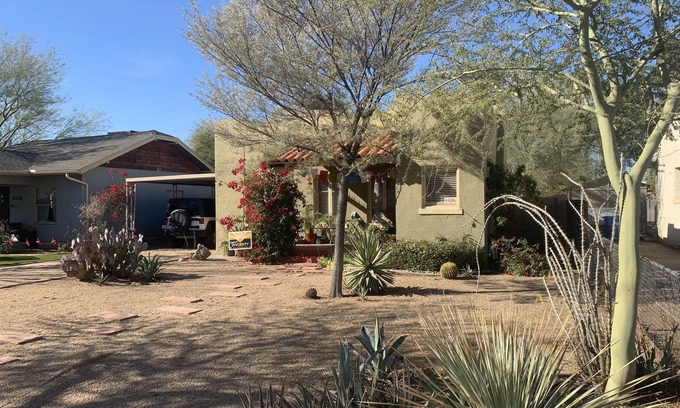 Encanto Casa | 1920's bungalow in Coronado District. Minutes to DTWN, cafes, arts & events!