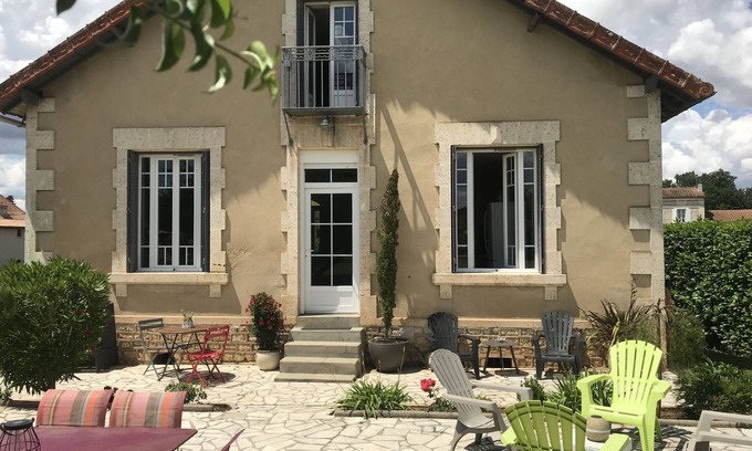 Saint-Yrieix-sur-Charente Casa | 1920s Charentais house near a lake