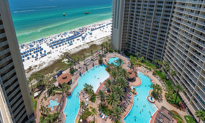 Panama City Beach Complejo | 1922 Pool & Beach views, w/ two parking passes, spectacular lagoon-style pool