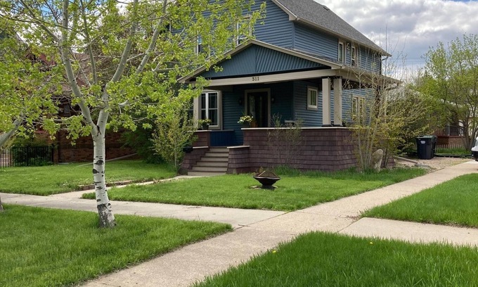 Mandan Casa | 1928 Historic Spacious Victorian Home (Entire House)