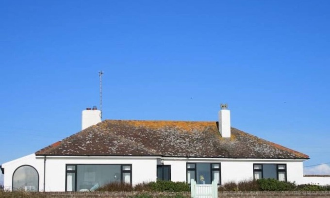Ty Croes Casa | 1930's bungalow nr Rhosneigr, opposite beach, large garden and amazing views.