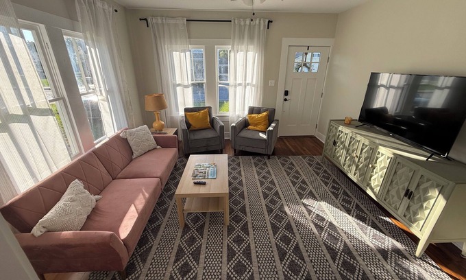 Lake Charles Casa | 1930s Charpentier District Charmer