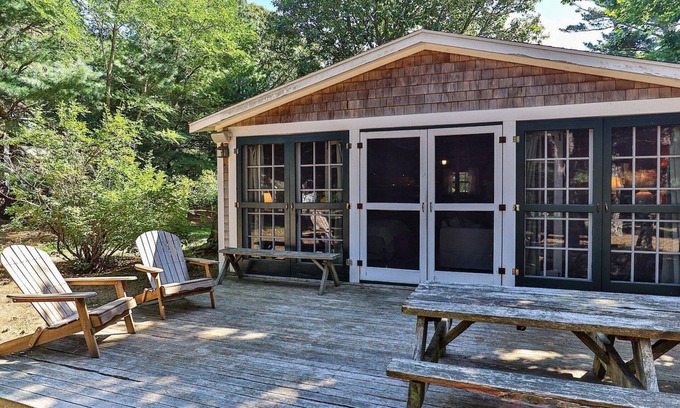 Eastham Cabaña | 1940s Cottage Stunner Large Studio w/loft feel dog friendly