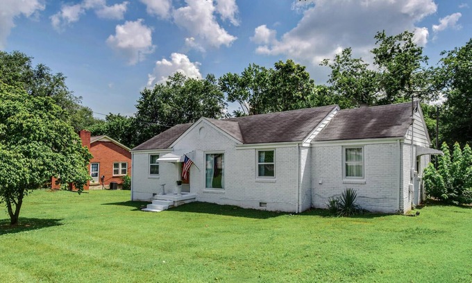 Donelson Casa | 1950's Brick Rancher - 4 Bedroom