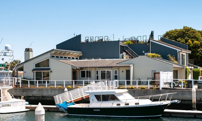 Channel Islands Casa | 1950J "Dock Holiday"