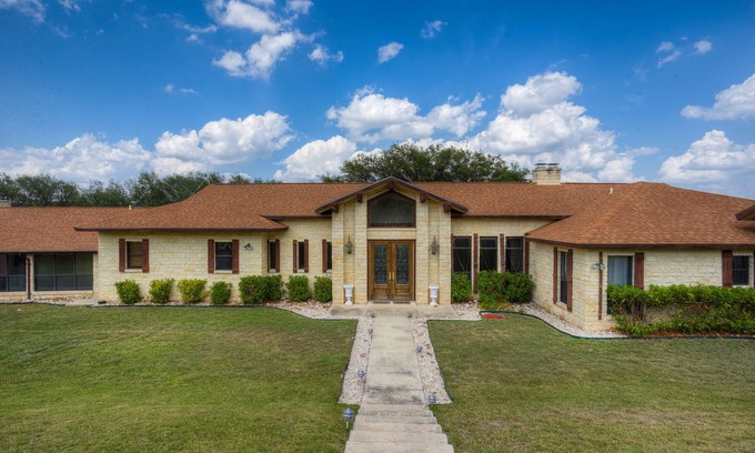 Uvalde Casa | Rancho de 720 acres con 6.000 pies cuadrados de casa en el río cristalino del río Nueces