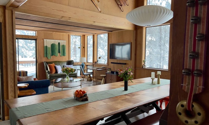 Alpine Meadows Casa | 1970s Alpine Chalet, "Bearadise" backs to creek, dog friendly, sleeps 14+