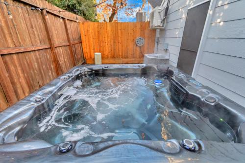 Clodine Casa | 1976 AccessibleGem Jacuzzi Sleep13 ChinaTown 20mins DT