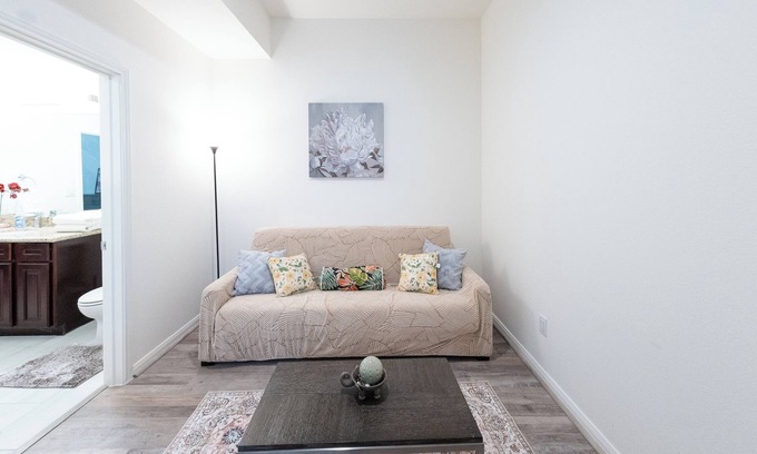 Katy Condominio | 1A ~Cozy condo in charming Katy with WiFi, AC
