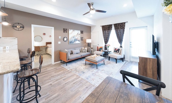 Katy Condominio | 1B ~Chic 2-bedroom condo with WiFi, AC in fantastic Katy